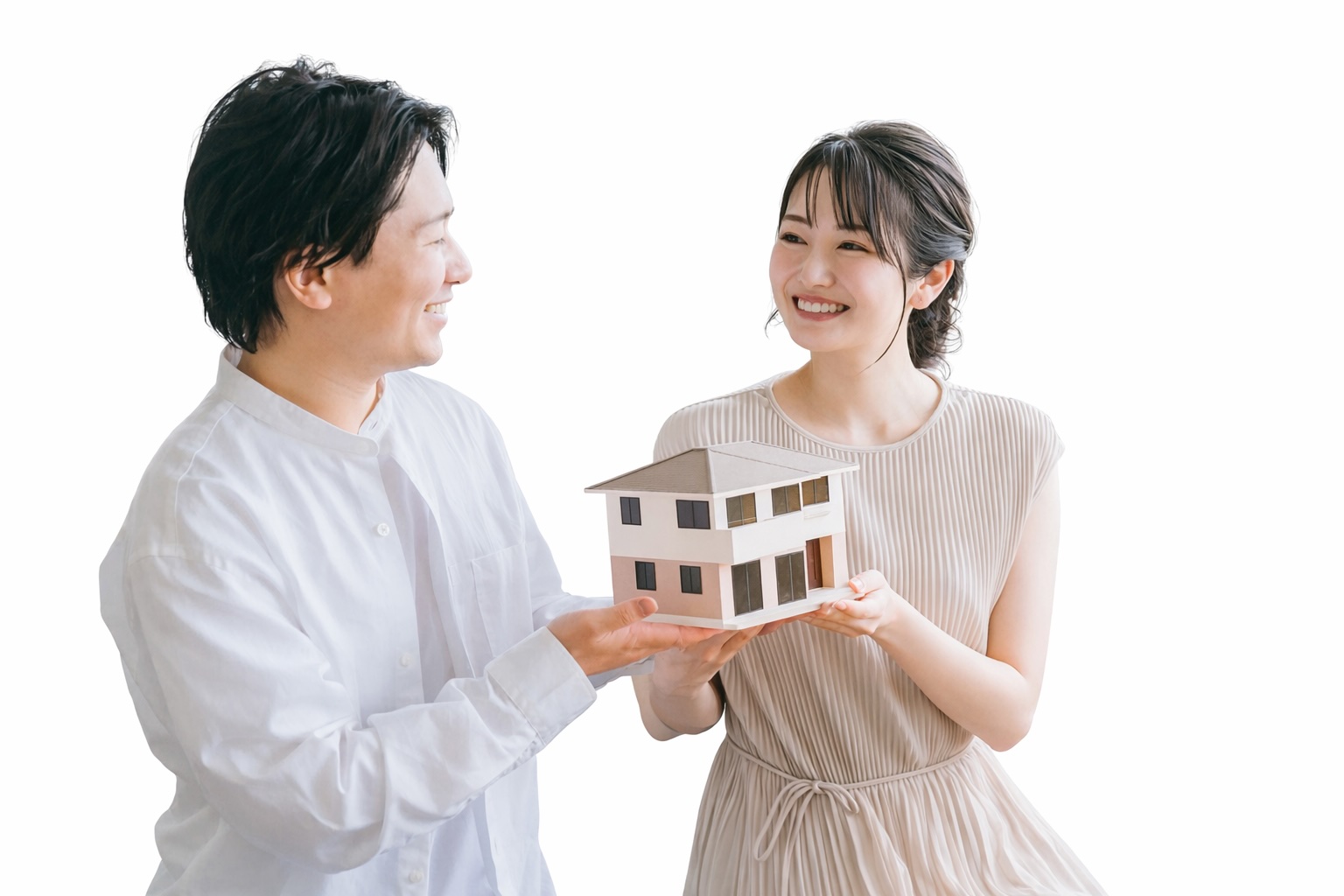 家族でマイホームの模型を見るイメージ